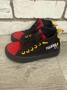Disney boys Mickey High-Top Kids Sneakers in Black & Red